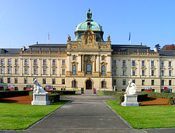 255px-Garden_of_Straka_Academy,_Prague_Malá_Strana