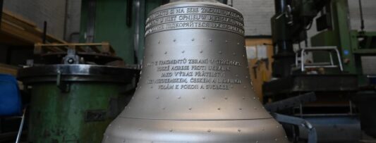 Dutch send bell made of Russian missiles from Ukraine to Prague’s Old Town