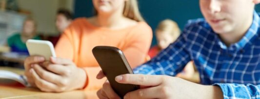 To ban or not to ban cell phones? A question for Czech schools