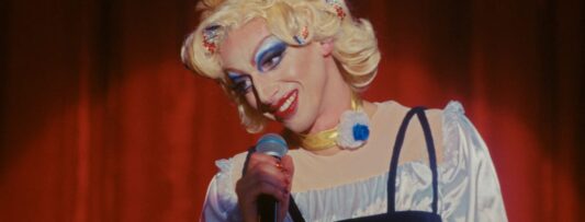 Chica checa: la película sensación de Karlovy Vary con título en español, una drag queen y guiños a Almodóvar