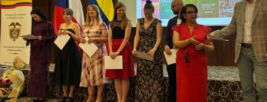 “Gracias por enseñarnos con tanta alegría y por compartir con nosotros tu amor por el idioma español y por Colombia”