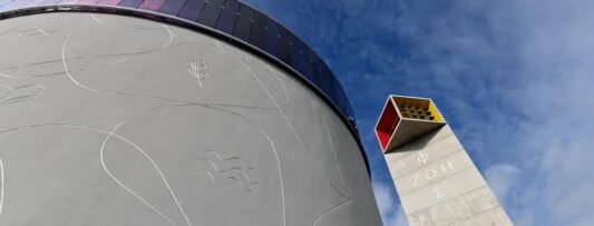 La nueva “Iglesia Arcoíris” de Brno apuesta por una simplicidad que redefine el rumbo de la arquitectura moderna